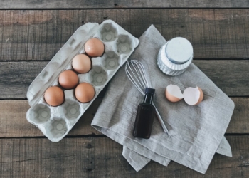 Jajko po treningu – całe czy samo białko na regenerację?