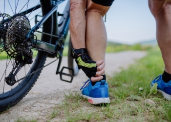 Jaki okład na spuchniętą kostkę? Lód, ocet, maści