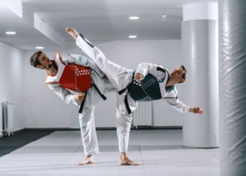 Karate co to za sztuka walki? Zasady i elementy treningu