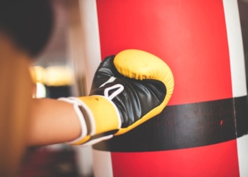Trening boks w domu – jak ćwiczyć boks bez sprzętu i z workiem, żeby to naprawdę miało sens?
