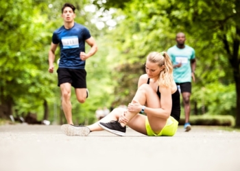 Skręcona kostka – co robić? Pierwsza pomoc i leczenie krok po kroku