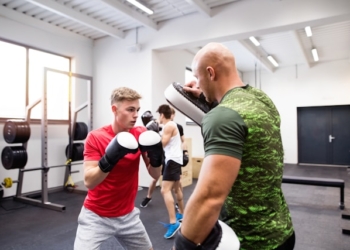 Trening kickboxingu 2 razy w tygodniu – czy to ma sens i jak ustawić plan?