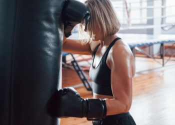 Brakuje mi kondycji na treningu kickboxingu – jak poprawić wydolność bez dodatkowego przetrenowania?