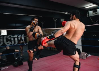 Poziomy zaawansowania w kickboxingu – od pierwszych treningów do zawodów i kadry