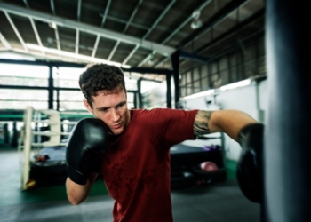 Kickboxing po pracy – jak treningi pomagają rozładować stres i uporządkować głowę?