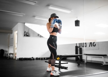 Jak szybko schudnąć z pomocą kickboxingu – plan dla osób z nadwagą bez doświadczenia