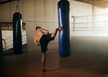 Analiza regulaminów kickboxingu, K‑1 i muay thai – jak przepisy wpływają na taktykę walki?