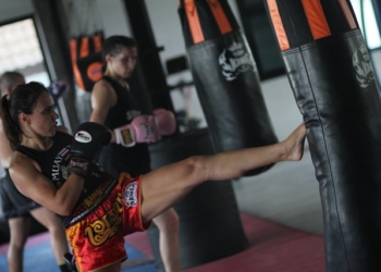 Ból nadgarstka lub piszczela po kickboxingu – przyczyny, pierwsza pomoc i zapobieganie